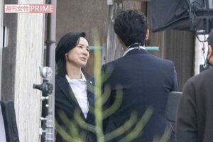 日曜劇場「ラストマン」の撮影を行う大泉洋と談笑する吉田羊