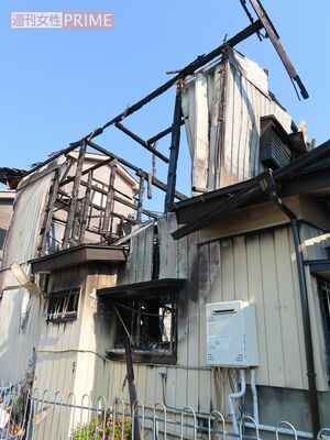 裏から見たAさん宅。写真手前の1階に台所があったというが、燃え残っている