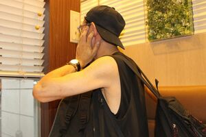 「最近のLGBT運動は、同性愛者や性同一性障害者の中での勝ち組と負け組をつくり出している」と言うハルオミさん（筆者撮影）