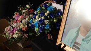 博司くんが大好きだったという青いバラの花束が供えられた遺影
