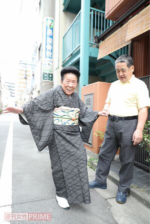 自宅のある街を散歩するのが2人の日課。2人で暮らし始めてもう30年になる（'17年）　撮影／佐藤靖彦