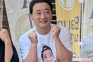 群馬県高崎市にオープンしたバウムクーヘン店の前で記念撮影に応じる元ジャングルポケット・斉藤慎二