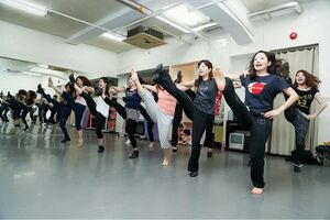 「ハイ!　ハイ!」と元気なかけ声とともにハイキック。気分はまるで部活生