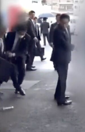 蹴り飛ばして岸田首相から爆発物を遠ざけた（SNSより）