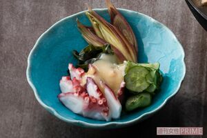 栗原心平さんの「魚介ときゅうりのぬた」（撮影／廣瀬靖士）