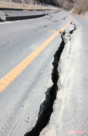宮城県に入る手前、道には亀裂が。ヘタしたらタイヤがはまってしまうほどの幅の亀裂だった（2011年3月12日）
