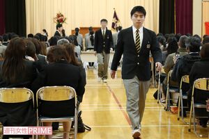 卒業式で胸を張って堂々と歩く雄貴さん＝1日、大槌高校で