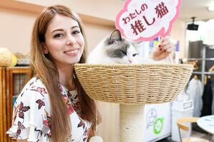 ユリコタイガー、ねころびでは好みのニャンコを見つけてごあいさつ