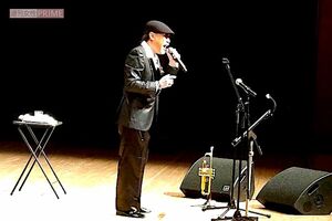 ライブ演奏中の譜面台との距離。今はメガネなしでもハッキリ見える 写真提供/桑野信義さん