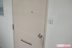 事件現場となった集合住宅の容疑者宅玄関