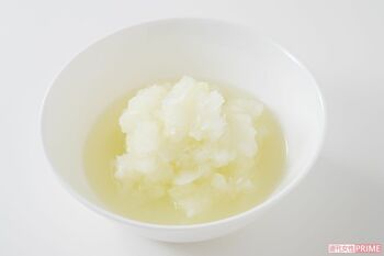 【玉ねぎ麹】工程（1）玉ねぎをすりおろす。