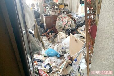 ゴミに囲まれて生活し息絶えた孤独死の現場