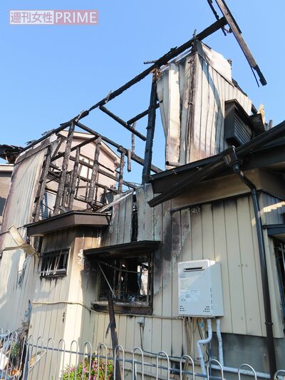 裏から見たAさん宅。写真手前の1階に台所があったというが、燃え残っている