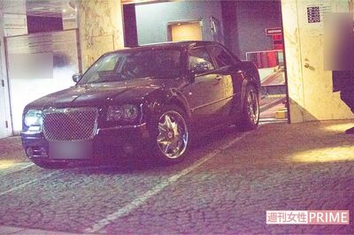 '15年2月、紗栄子似の女性に見送られて五反田のホテルから出るスピードワゴン・井戸田潤