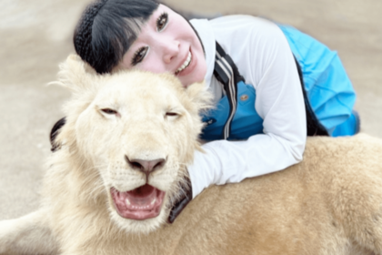 現在はホワイトライオンのKINGを飼育中。天功とKING、歌手のyucatさんとユニット「KinG00(キング)」を結成し、楽曲にはエスペラント語が使われている