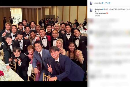 日本代表のメンバーに加えて、長友佑都の妻・平愛梨や小栗旬・山田優夫妻、明石家さんままでもが参加した堂安律の結婚式(堂安のインスタグラムより)