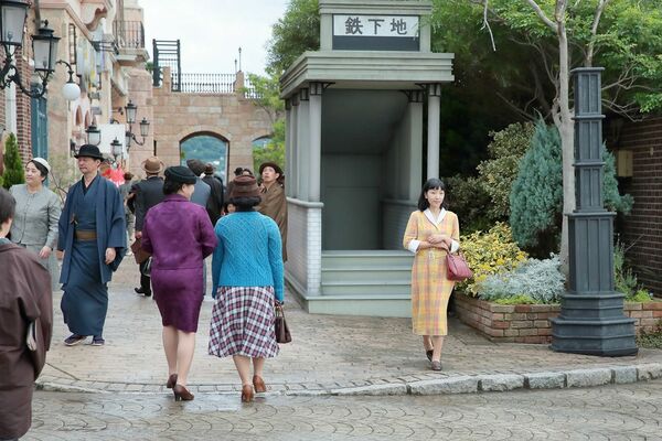 昭和初期の本格的なセットの中を歩く、ヒロインの安藤サクラ。“18歳”を熱演中！　(c)NHK