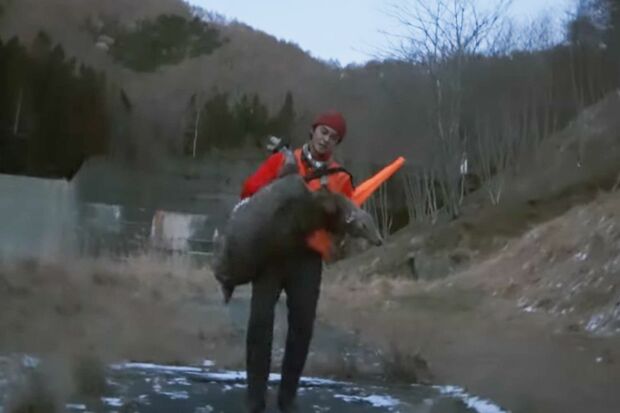 仕留めた鹿を苦しげに運ぶ東出昌大（『SPACE SHOWER FILMS』のYouTubeより）