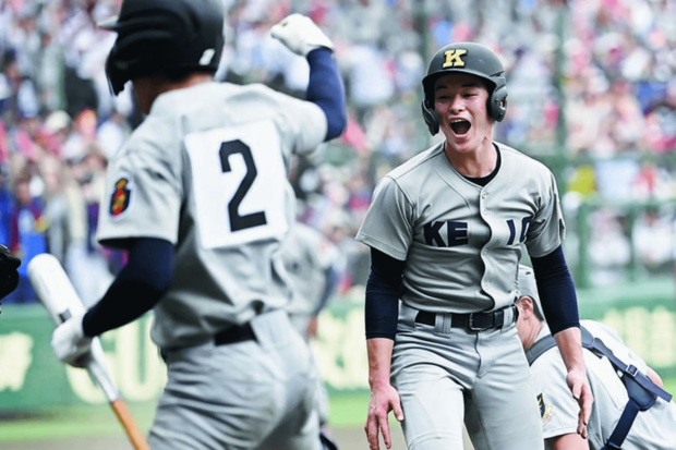 5回表、仲間のヒットでホームに生還する丸田。慶應はこの回で5点を取り、8-2に