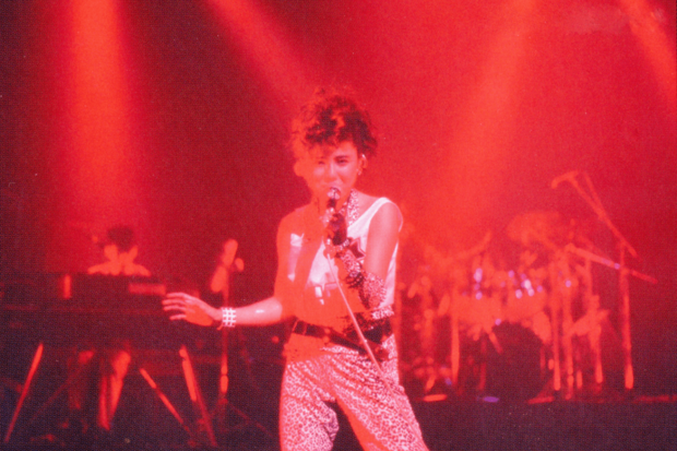 1985年4月にリリースした3枚目のシングル『翼の折れたエンジェル』がCMに起用され大ヒットを記録する