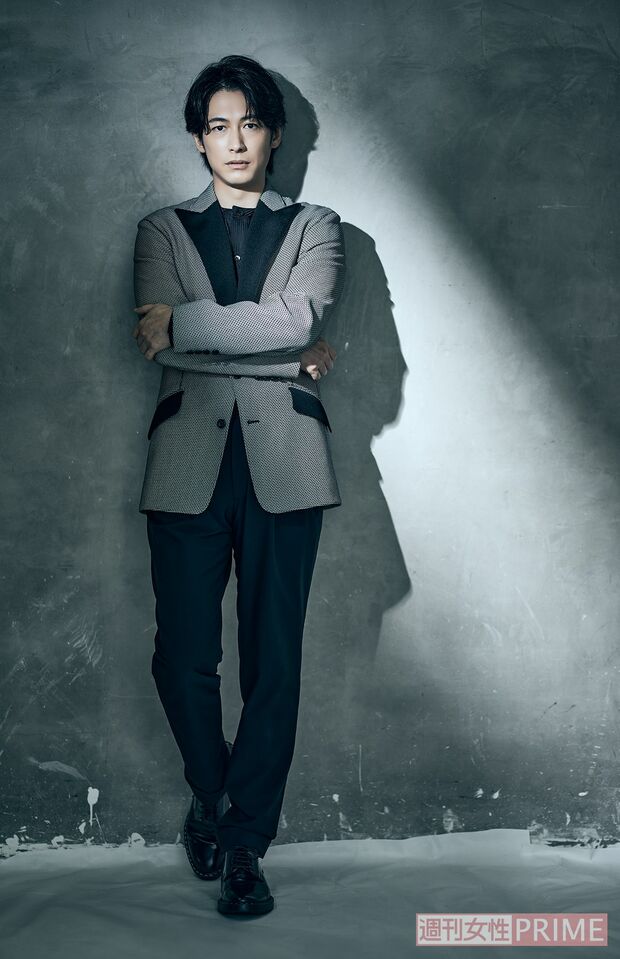 ディーン・フジオカ〈撮影／廣瀬靖士　ヘアメイク／花村枝美（MARVEE）　スタイリング／ISONKAWADA（IMPANNATORE）　衣装協力／TAEASHIDA（junashida）〉