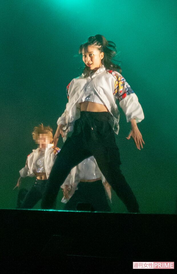 白地にカラフルな模様のブルゾンから、引き締まった腹筋がのぞく衣装で踊る佳子さま