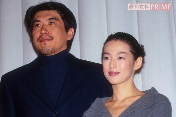 1998年11月、石橋貴明と鈴木保奈美の結婚会見。保奈美は当時、妊娠3か月だった