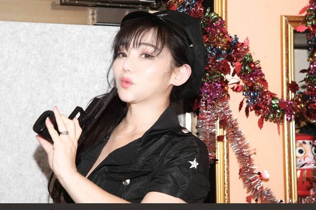 YouTube撮影用にポリスのコスプレを披露した三代純歌（ツイッターより）