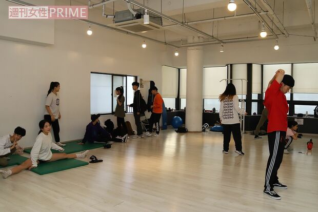 ナタラジャアカデミーの生徒数は現在、280名。日本人を含めた外国人留学生も受け入れ実績がある。「踊りのレッスンだけではいいダンサーになれないというのが当校のポリシー。マナーや人間性を育てる授業も行っています」（イ・ガンヒョン先生）　撮影／古林由香