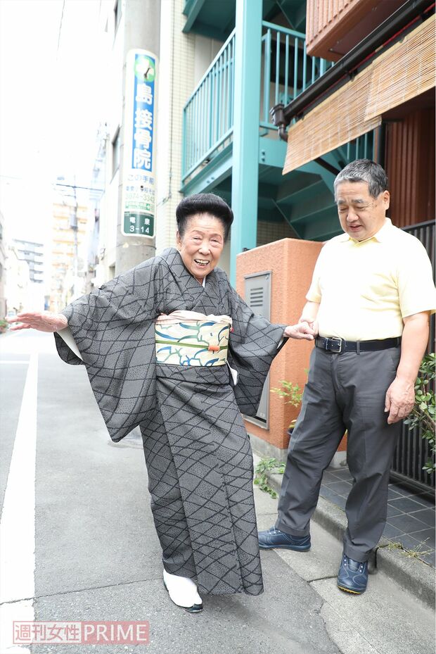 自宅のある街を散歩するのが2人の日課。2人で暮らし始めてもう30年になる　撮影／佐藤靖彦