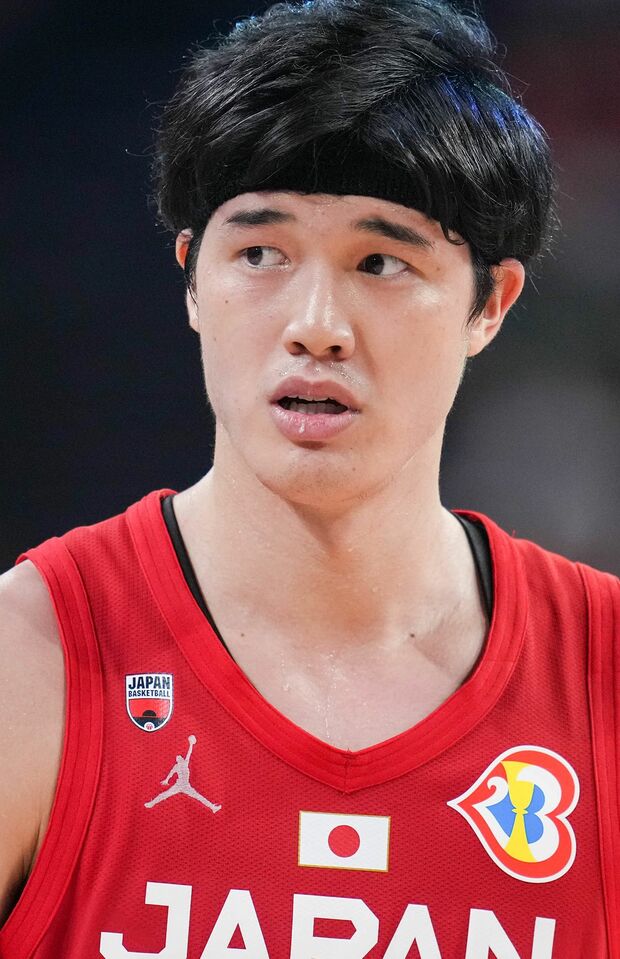 渡邊雄太。203cmという高身長。体育館の光をすべて反射し、白玉肌がさらにツヤ感を増している（写真／共同通信より）