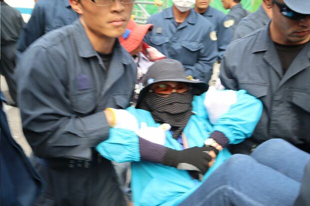 政府は4月に埋め立て工事に着手、これに反対し、米軍基地前で座り込みをする市民の強制排除が相次ぐ