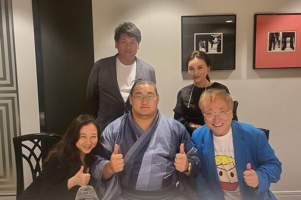 高須院長と豊昇龍、食事会にて（高須克弥さん提供）