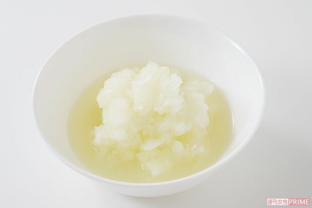 【玉ねぎ麹】工程（1）玉ねぎをすりおろす。