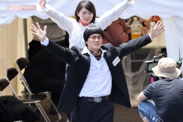 南海キャンディーズとして、おなじみのポーズで敗者復活戦の舞台に上がる森本慎太郎と富田望生