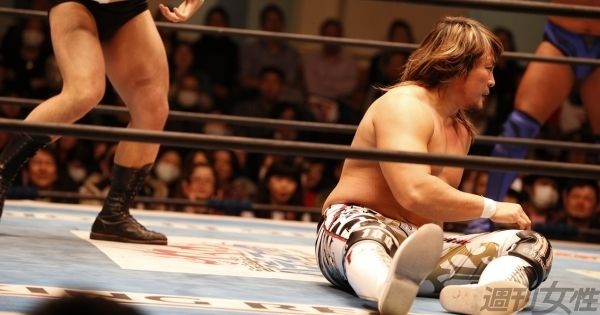  何度リンクに叩きつけられてもあきらめず立ち上がる