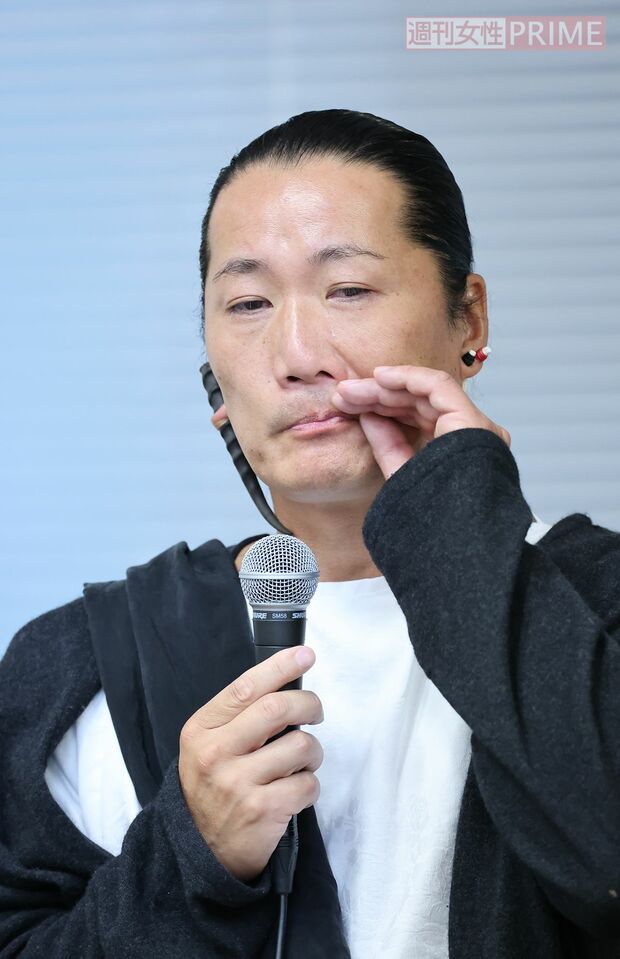 会見中に涙ぐむキャンドル・ジュン氏