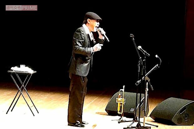 ライブ演奏中の譜面台との距離。今はメガネなしでもハッキリ見える 写真提供/桑野信義さん