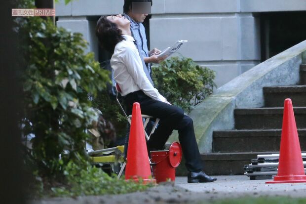 TBSドラマ『安堂ロイド』撮影で休憩中の木村拓哉（2013年）