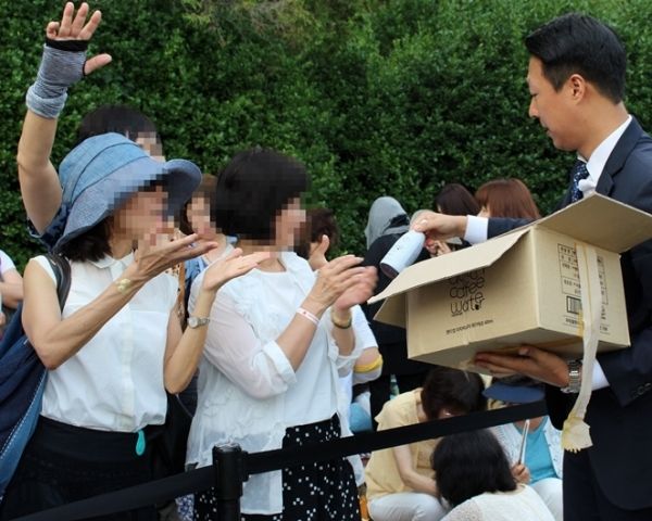 ぺ ヨンジュン 結婚式に集まった0人のファンに手を振る ニュース概要 週刊女性prime