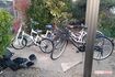 西田彩容疑者の自宅脇には、数台の自転車が雑然と置かれている