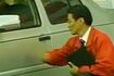 過去に放送されていたビッグモーターのCM。従業員が顧客の車のドアを激しく殴打(ツイッターより)