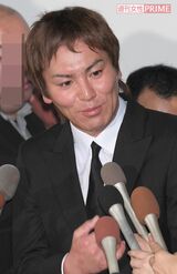 踏み込んだ質問をされると、明らかに声がトーンダウン。淫行についても明言せず、モヤモヤの残る会見となった