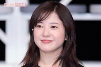 【目撃撮】Netflixドラマでムロツヨシと夫婦役の吉高由里子、撮影現場でハイタッチ!15年ぶり共演の“先輩…