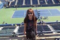 試合開始の前に行くと練習風景が見られるそう。練習中のジョコビッチ選手を背景に