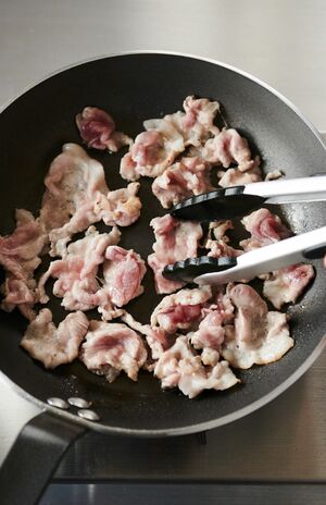 肉はできるだけ重ならないように広げ、動かさずにじっくり焼く。焼きつけることで火が早く通り、脂が出やすくなる。下の面に少し焼き色がついたら上下を返す。