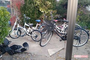 西田彩容疑者の自宅脇には、数台の自転車が雑然と置かれている