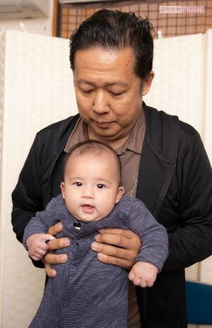 ロシア侵攻直前のウクライナで、代理母出産にて生まれた太郎ちゃんを抱っこする山口敏太郎氏