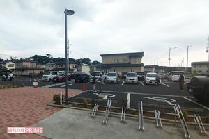 三保の市民サービスセンターに設けられた給水所。今は路上駐車をする車は見当たらない