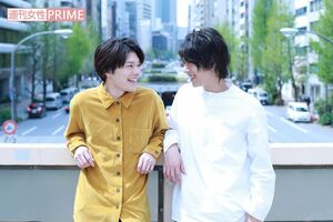 左から崎山つばさ、黒羽麻璃央　撮影／森田晃博